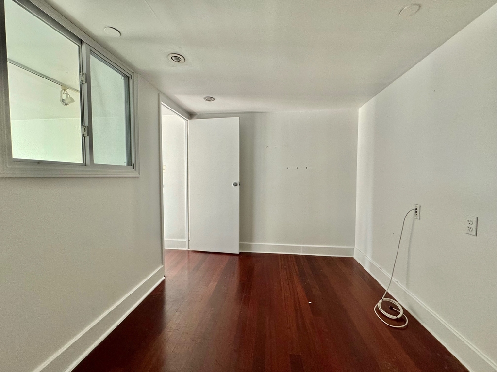 16 Meserole Street - Photo 11