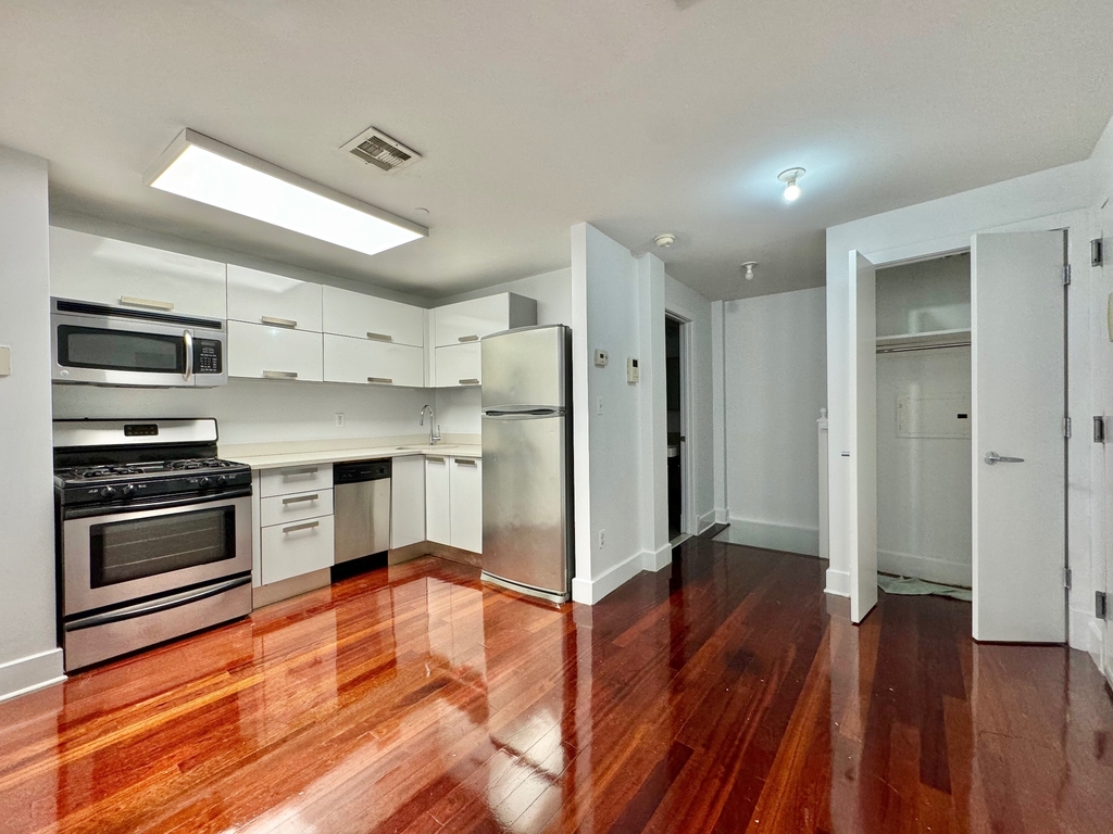 16 Meserole Street - Photo 0