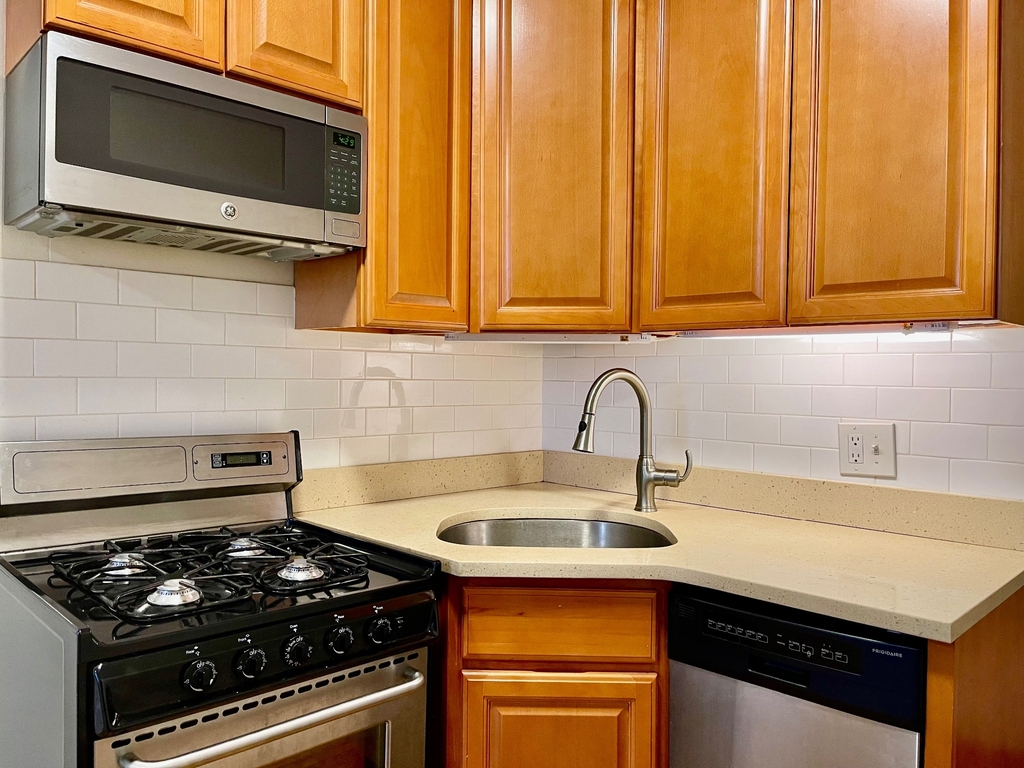 386 Manhattan Avenue - Photo 2