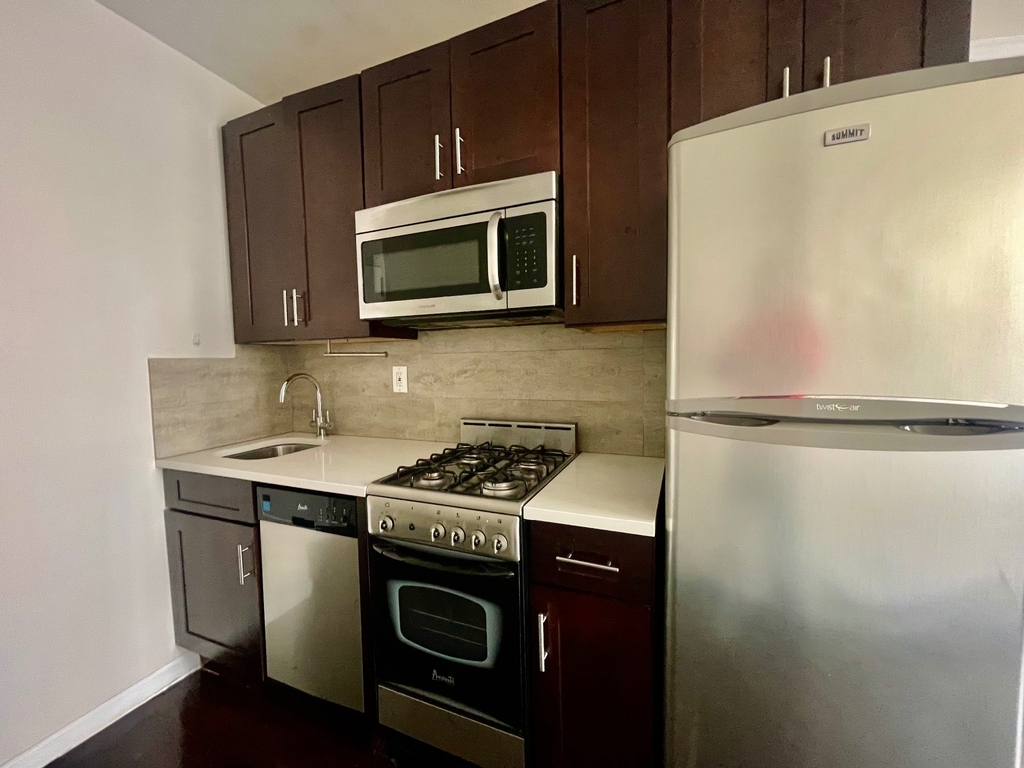 386 Manhattan Avenue - Photo 2