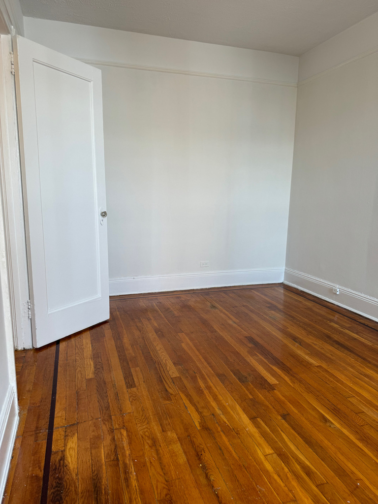 31-15 21st Avenue - Photo 4