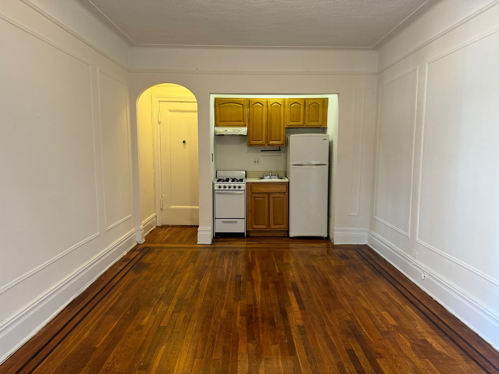 31-15 21st Avenue - Photo 2