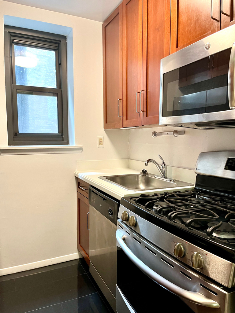 West 52 - Photo 1