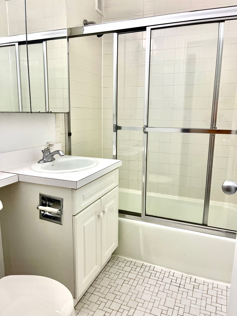 West 52 - Photo 8
