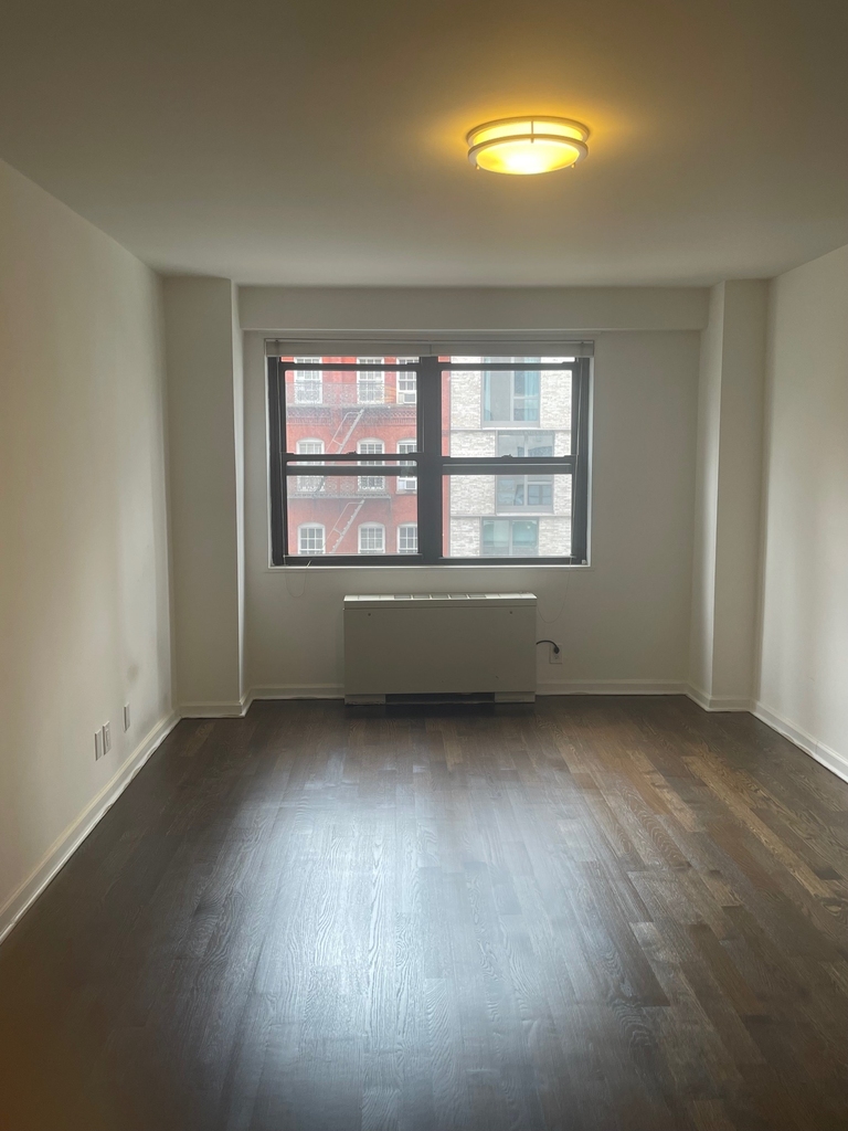 East 89th Street - Photo 6