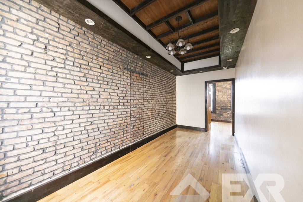 930 Hart Street - Photo 0
