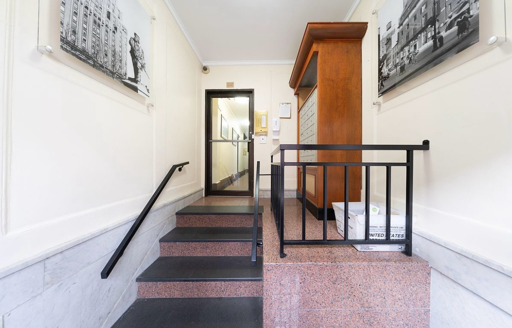 207 West 11th Street - Photo 5