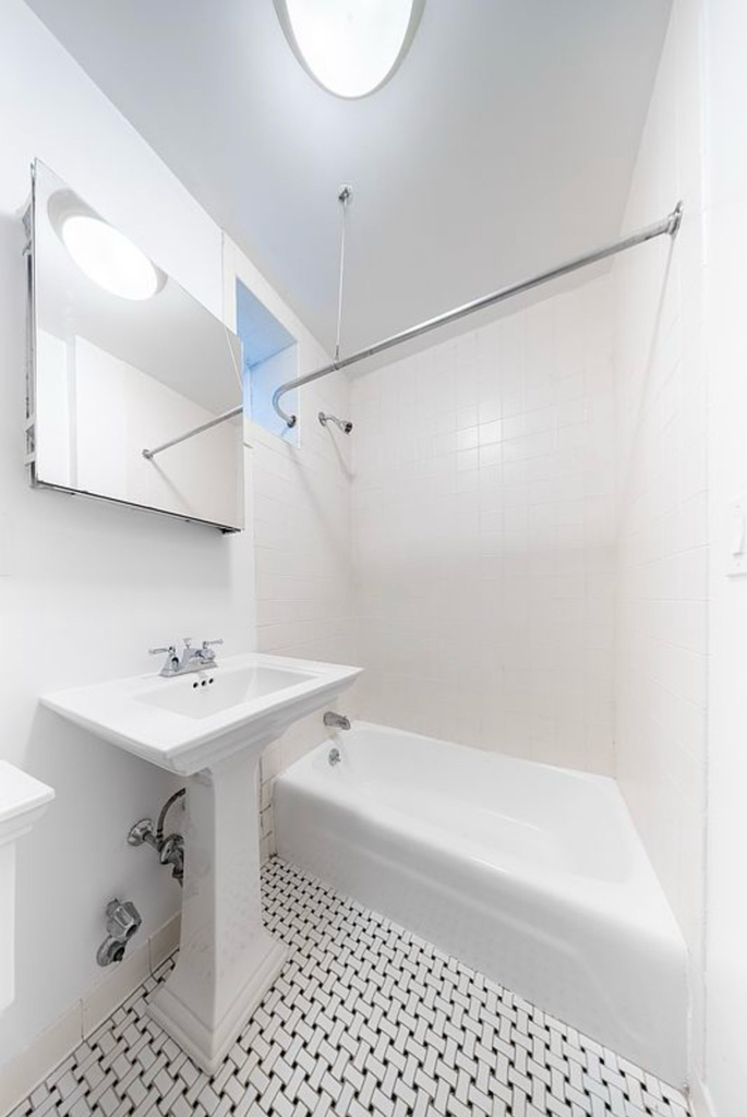 207 West 11th Street - Photo 3