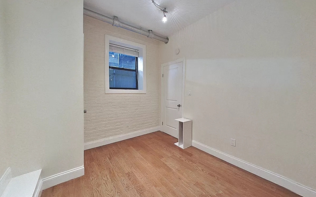 West 11th Street - Photo 4