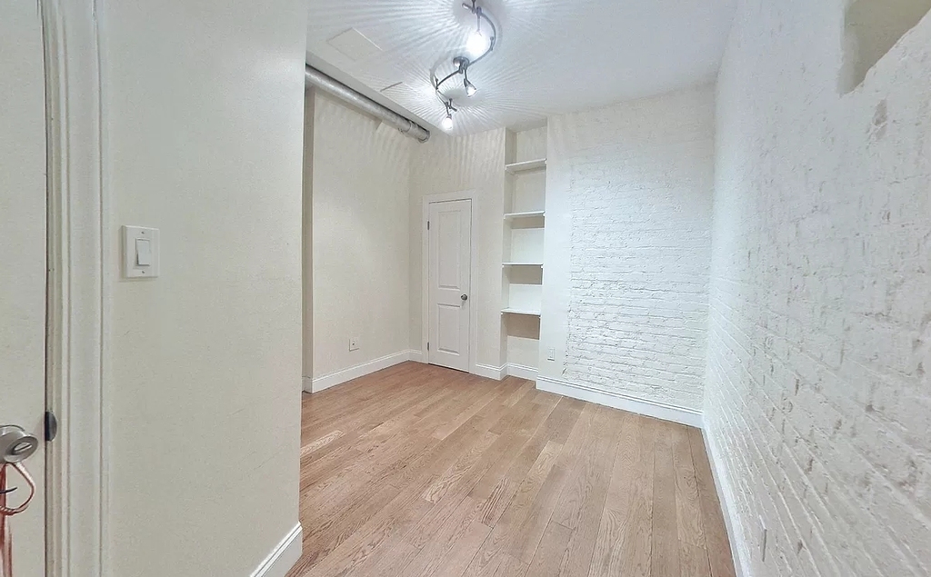 West 11th Street - Photo 6