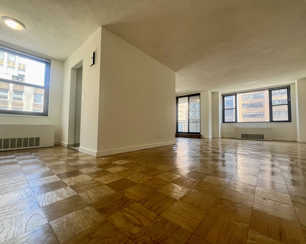 E 40TH ST - Photo 2