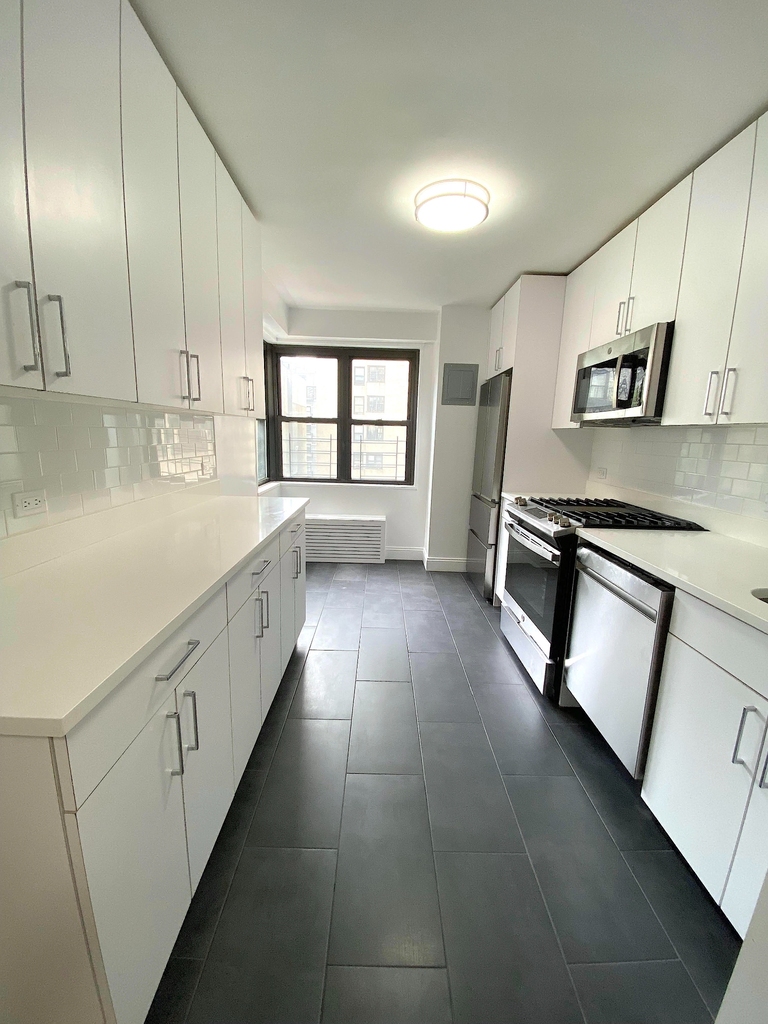 East 87 Street - Photo 0