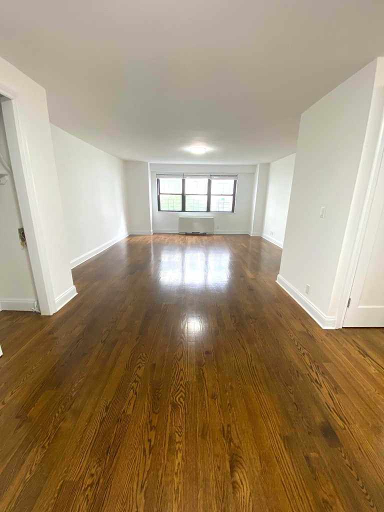 East 87 Street - Photo 1
