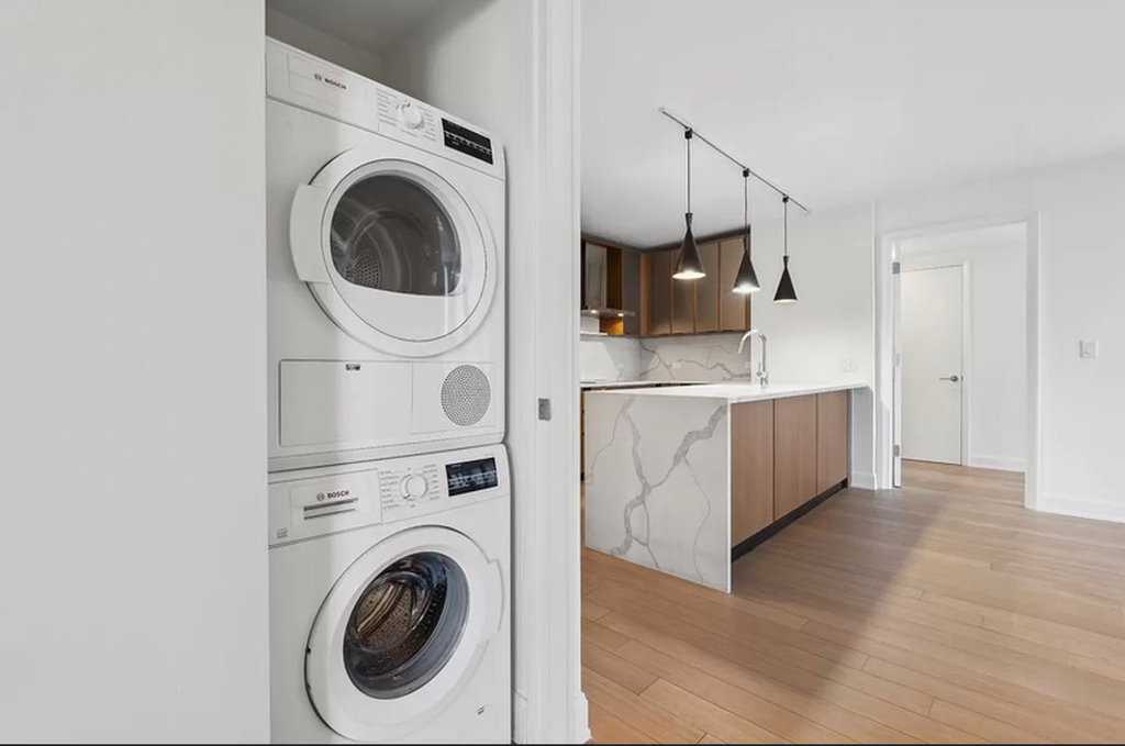East 54th Street - Photo 3