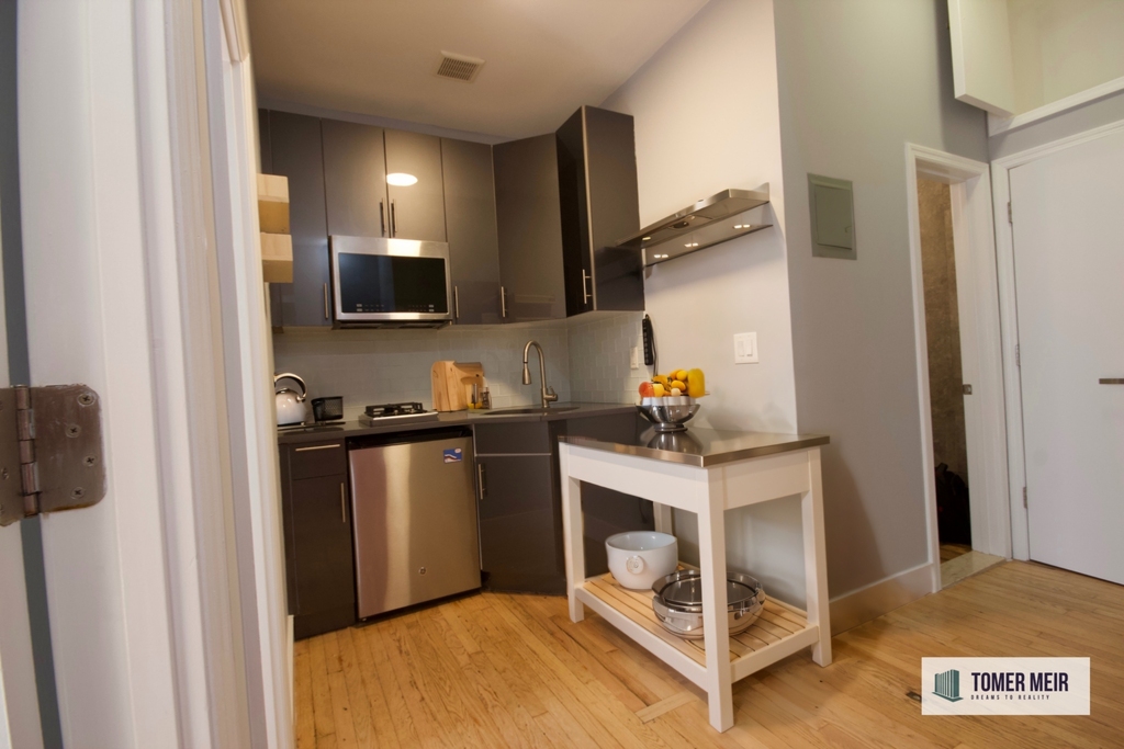 326 West 45th Street - Photo 2
