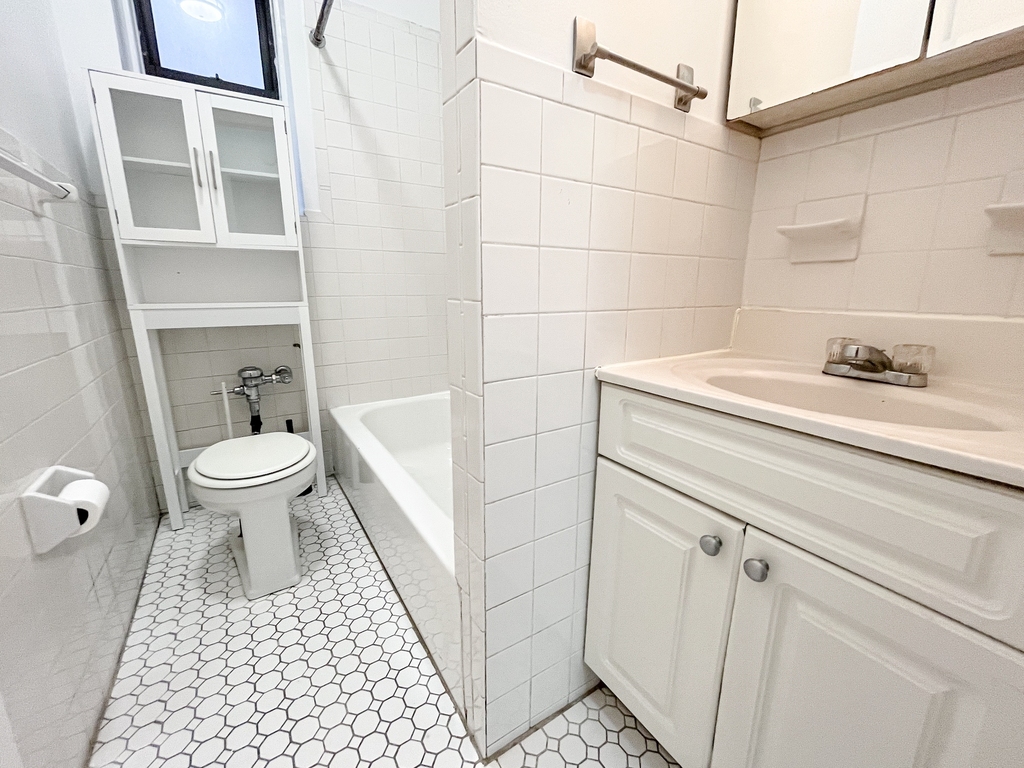 405 West 45th Street - Photo 5