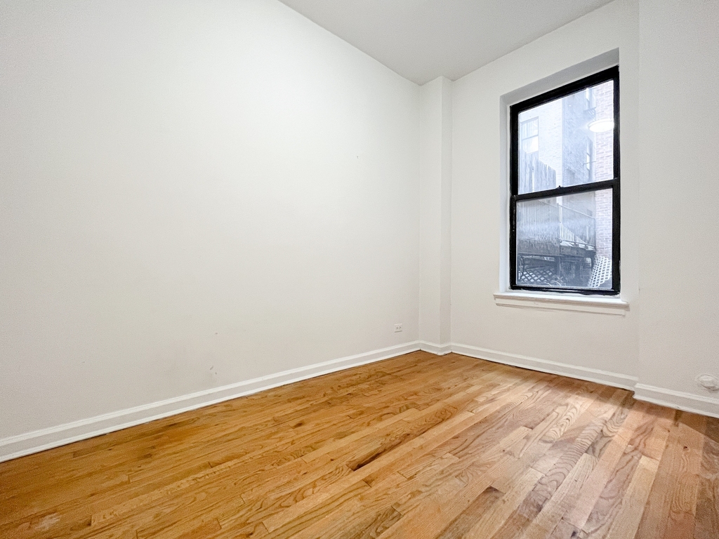 405 West 45th Street - Photo 3