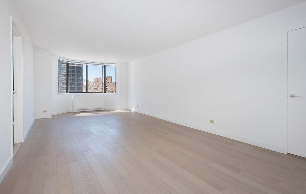 East 52nd Street - Photo 0