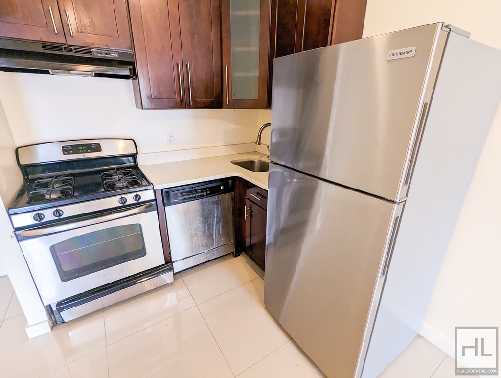 419 Gates Avenue - Photo 4