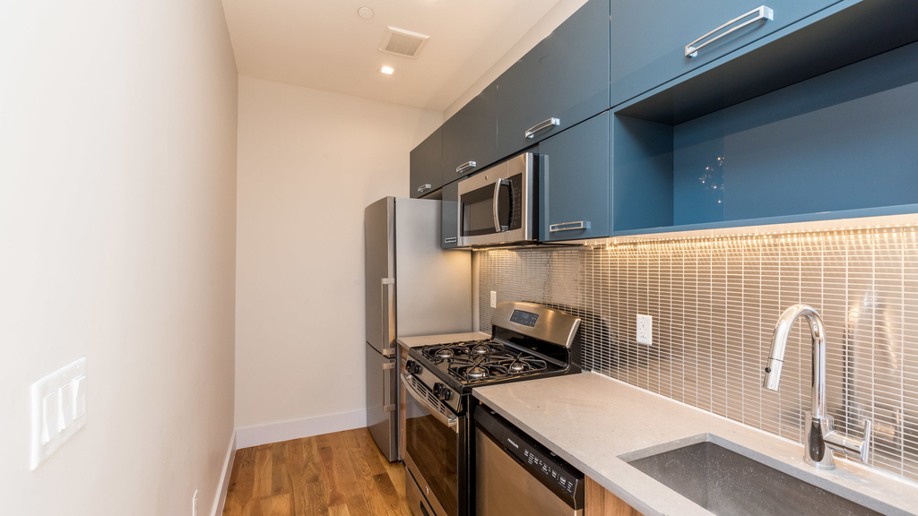 372 Kosciuszko Street - Photo 0
