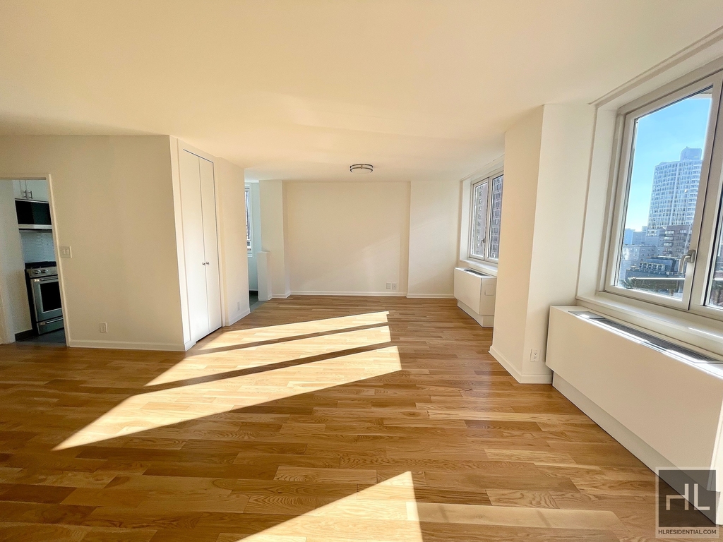 East 34 Street - Photo 4