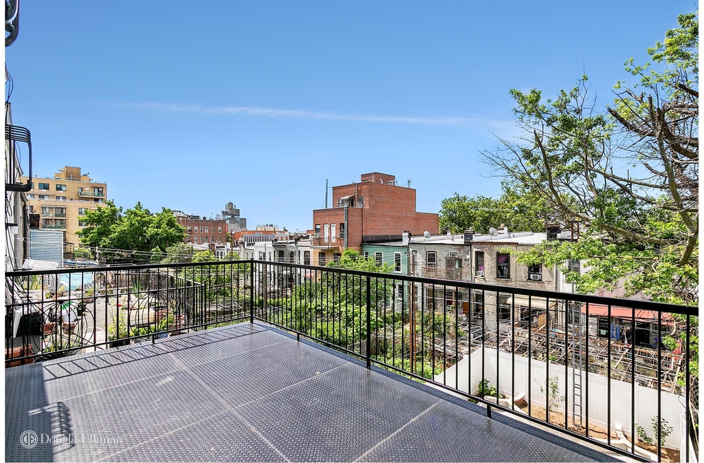 652 58th St - Photo 1