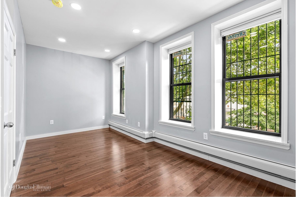 652 58th St - Photo 2