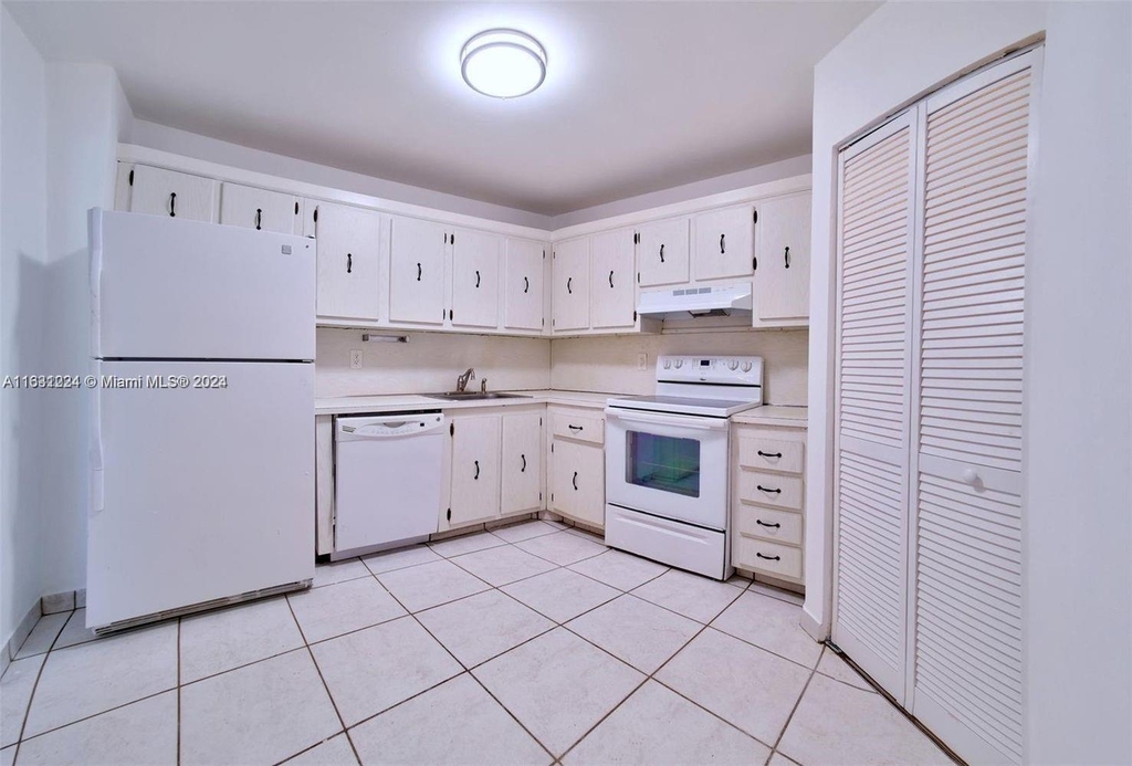 9273 Collins Ave - Photo 17