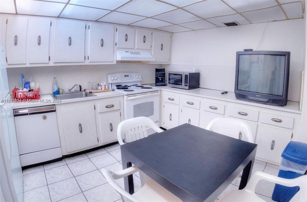 9273 Collins Ave - Photo 28
