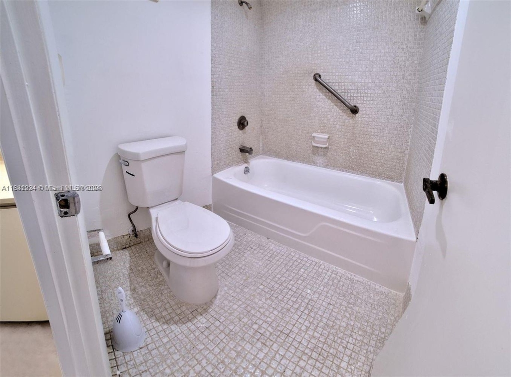9273 Collins Ave - Photo 11