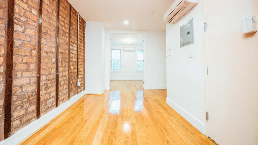 31 Montrose Avenue - Photo 2