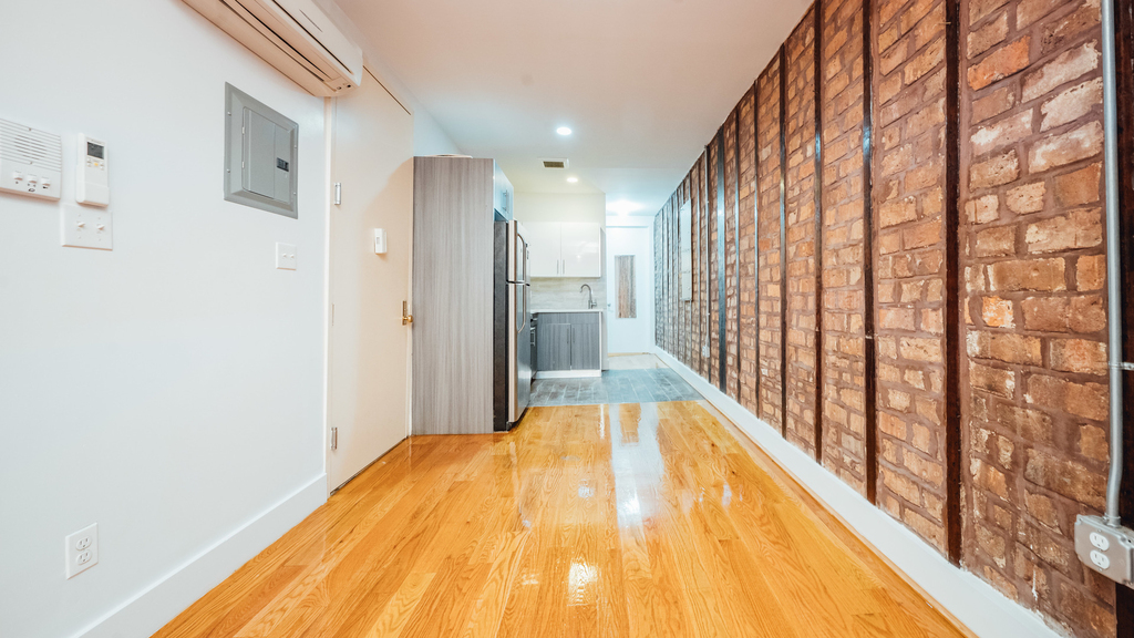 31 Montrose Avenue - Photo 0