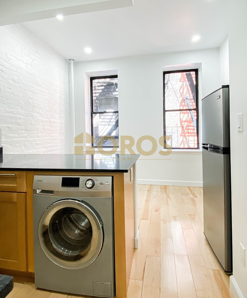 215 East 10th Street - Photo 2