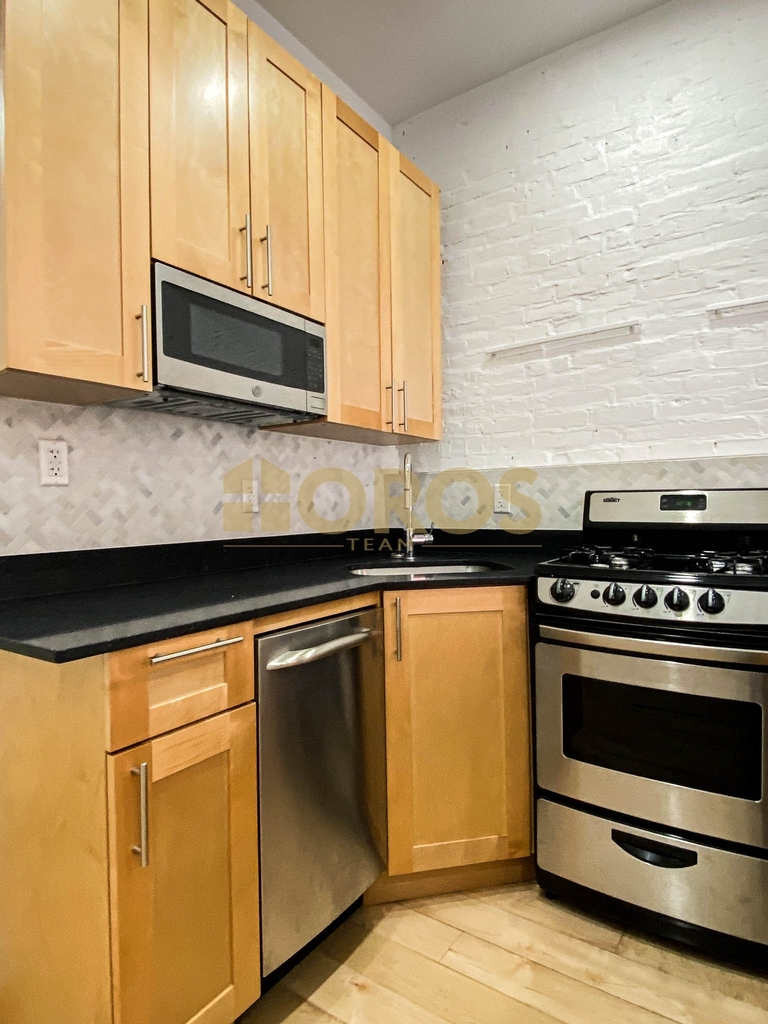 215 East 10th Street - Photo 3