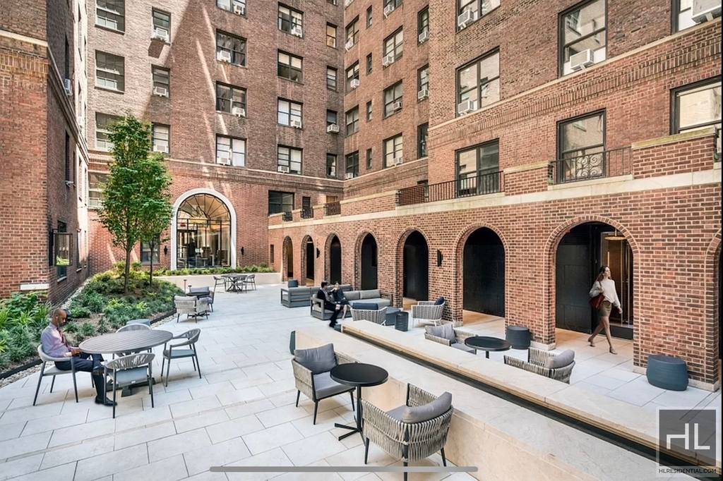 East 48th Street - Photo 10