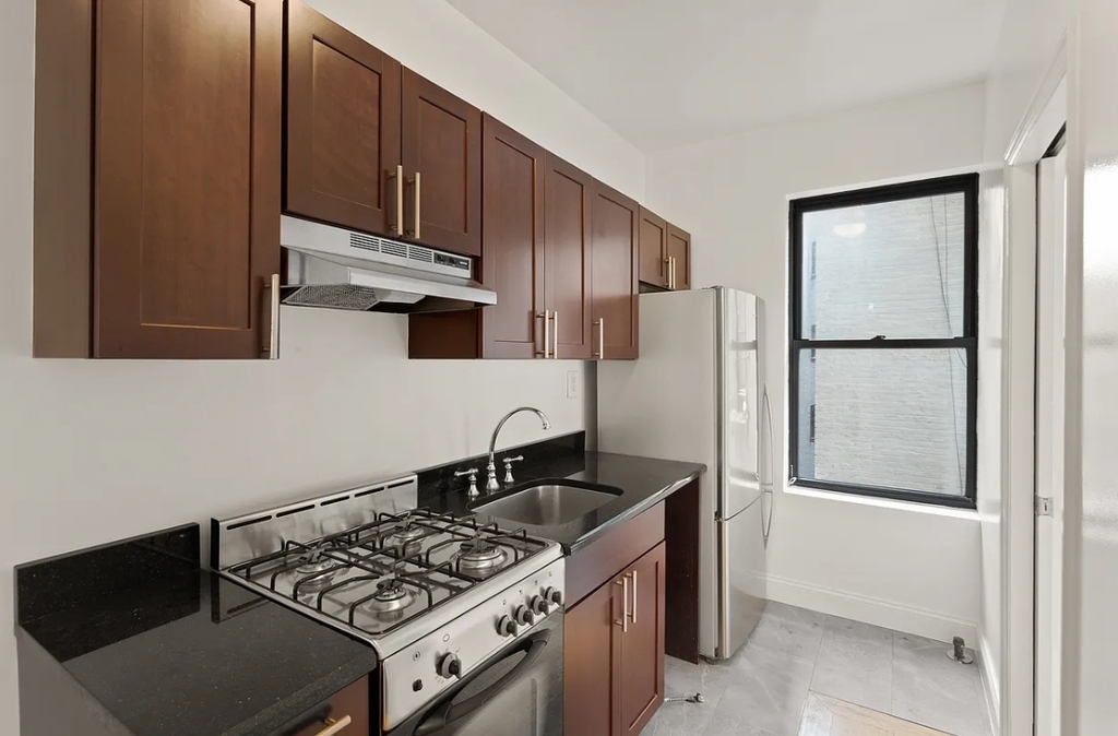 West 11 street - Photo 2