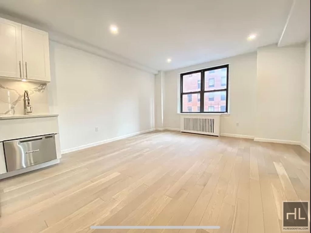 East 48th Street - Photo 0