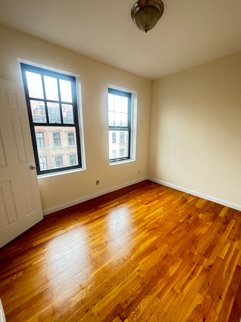 207 West 11th Street - Photo 2