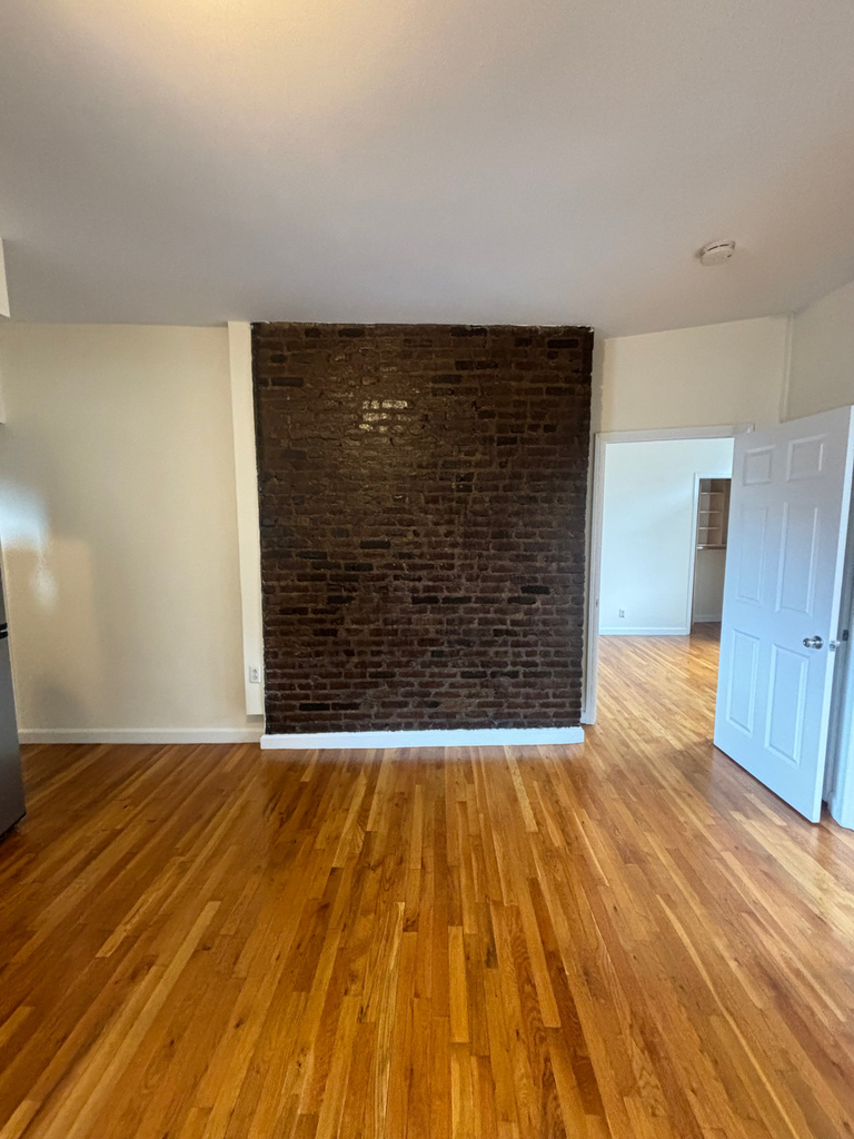 207 West 11th Street - Photo 1
