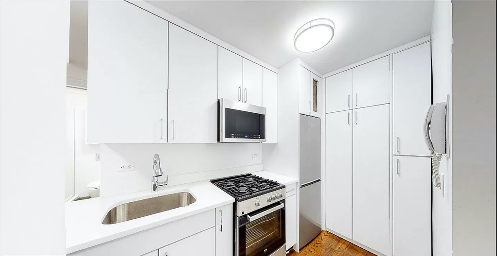 Fifth Avenue - Photo 1