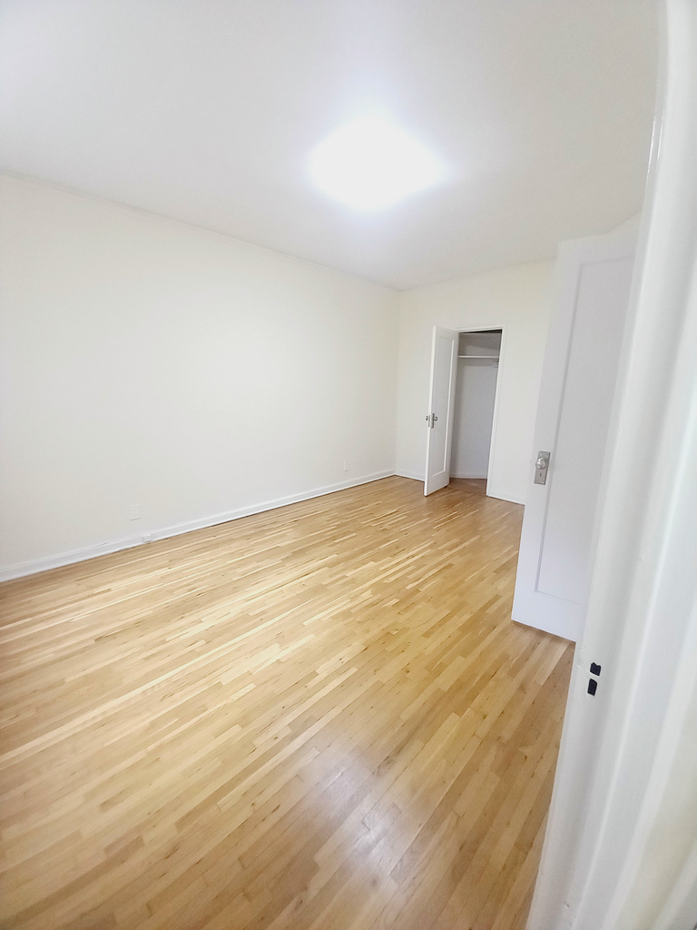 915 East 17th Street - Photo 5