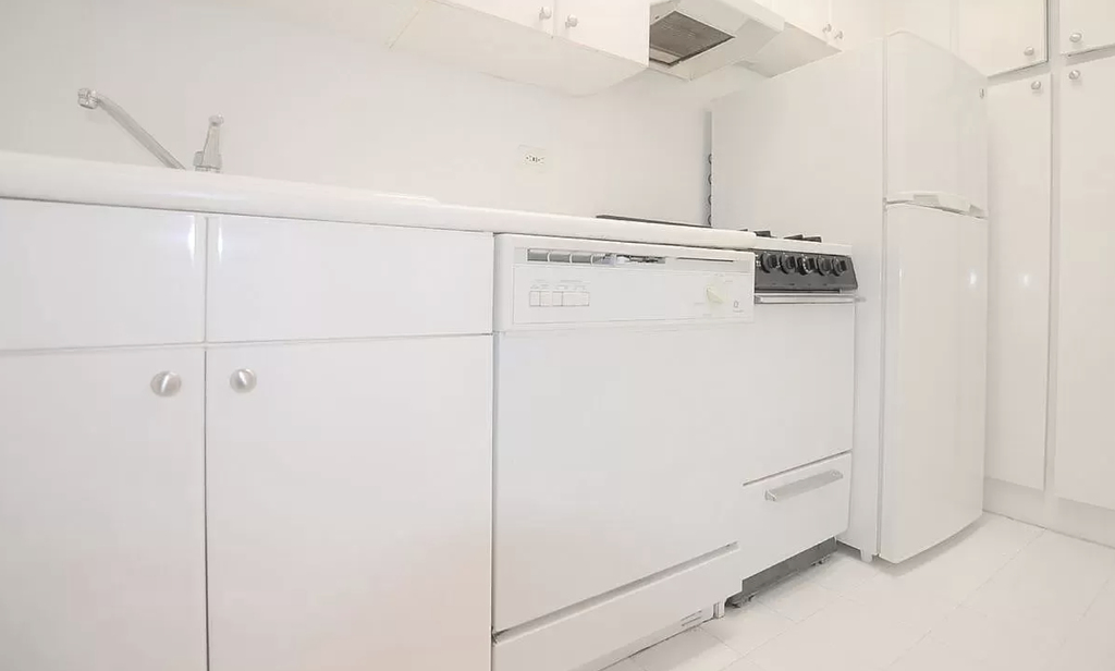 330 East 46th Street - Photo 2