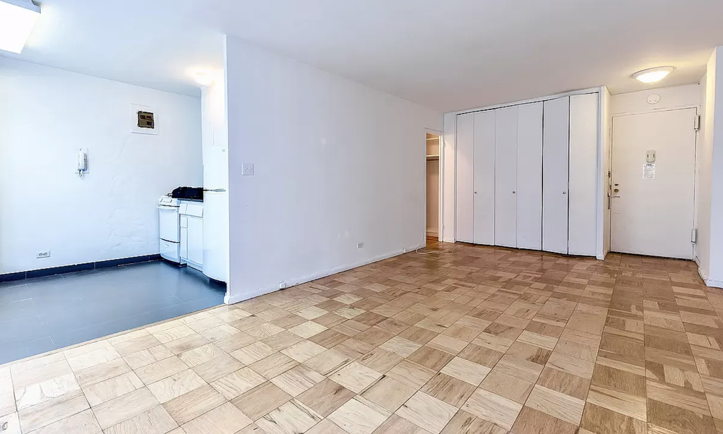 330 East 46th Street - Photo 4