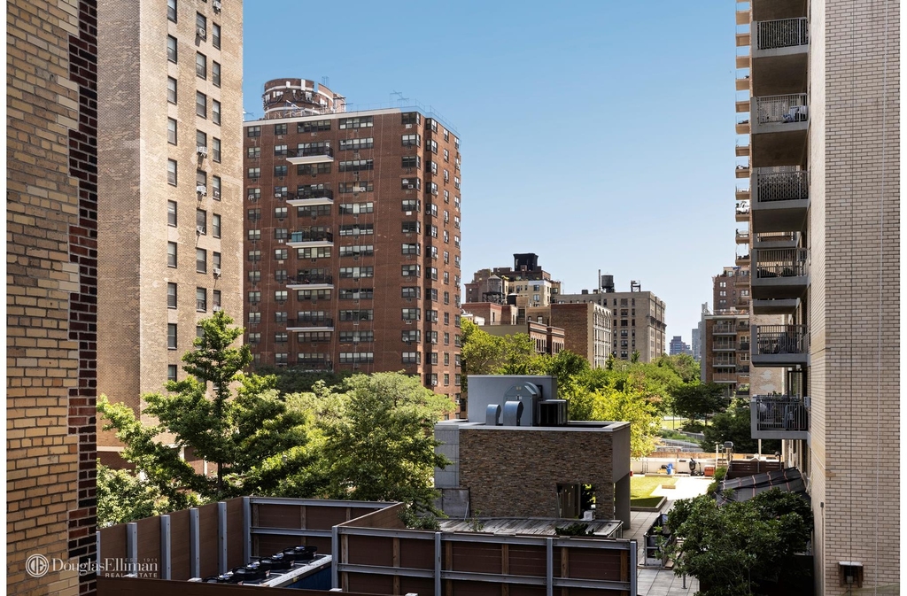 124 W 93rd St - Photo 2