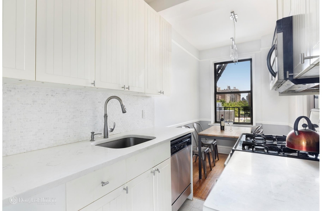 124 W 93rd St - Photo 4