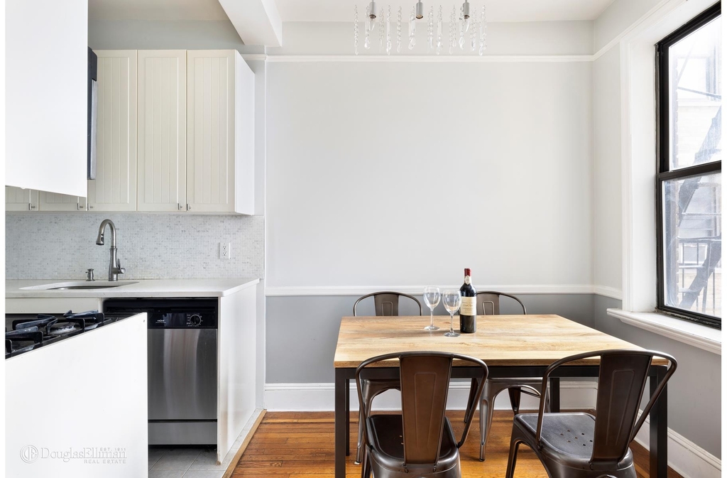 124 W 93rd St - Photo 3