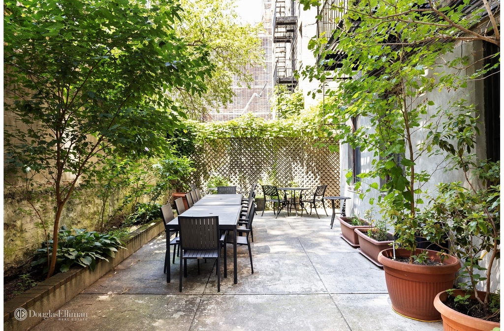 124 W 93rd St - Photo 8