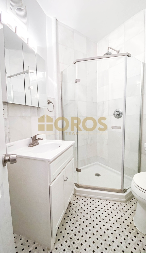 215 East 10th Street - Photo 6
