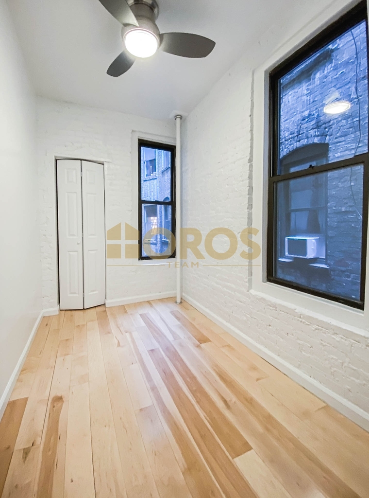 215 East 10th Street - Photo 4