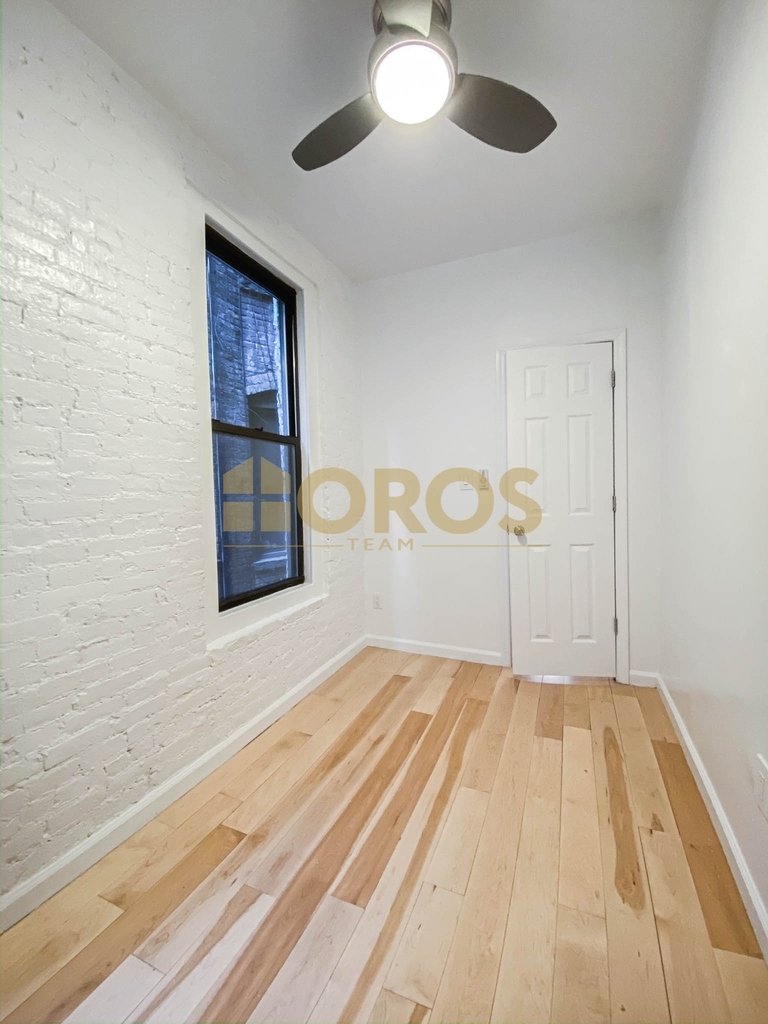 215 East 10th Street - Photo 5